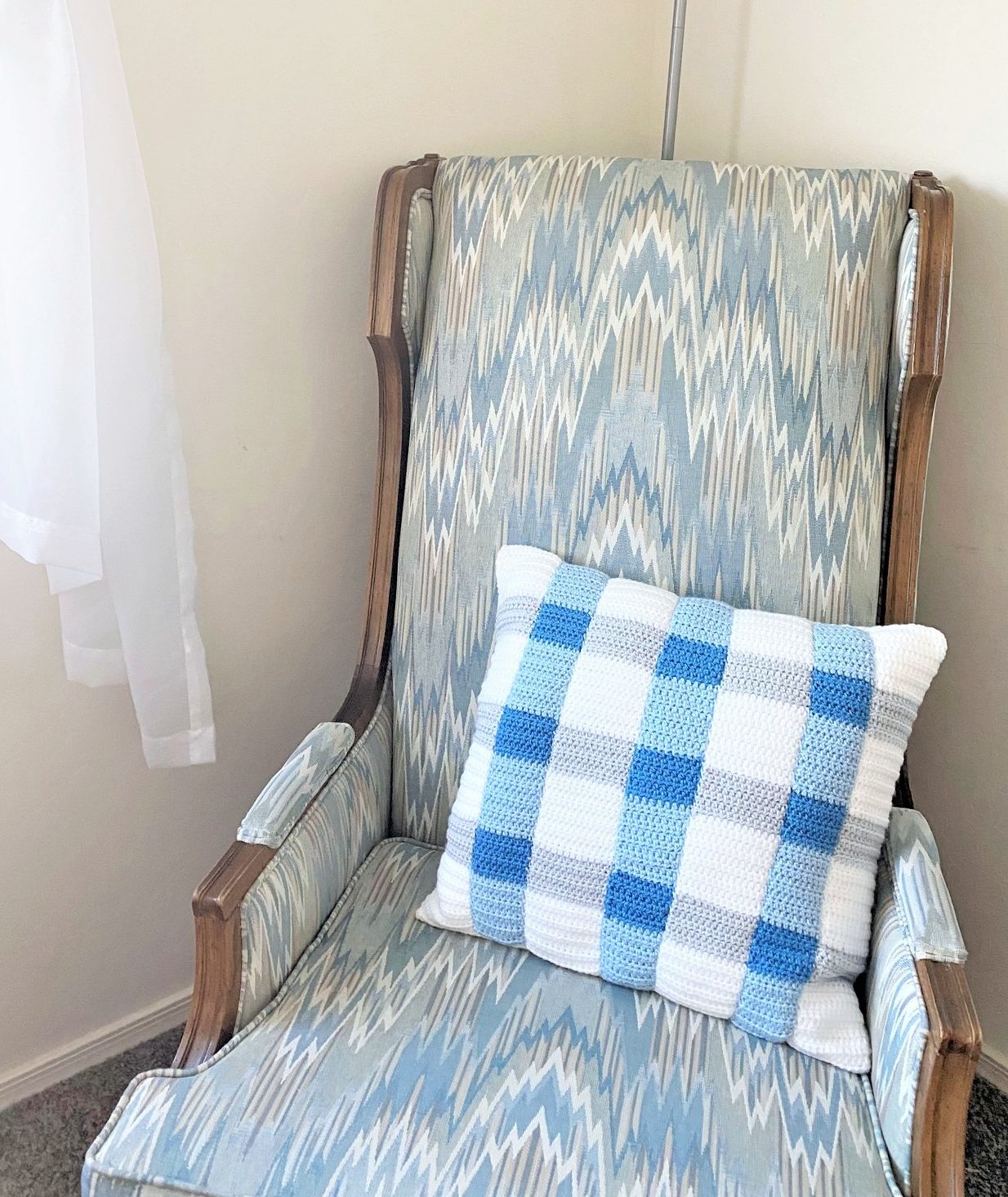 crochet gingham pillow
